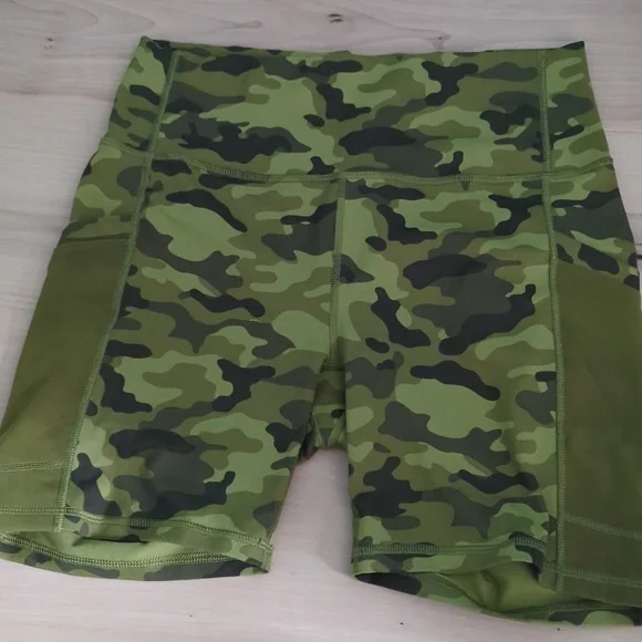 Fabletics Power Hold Mila High-Waisted Green Camo Bike Short 6" Size Medium - Picture 2 of 2